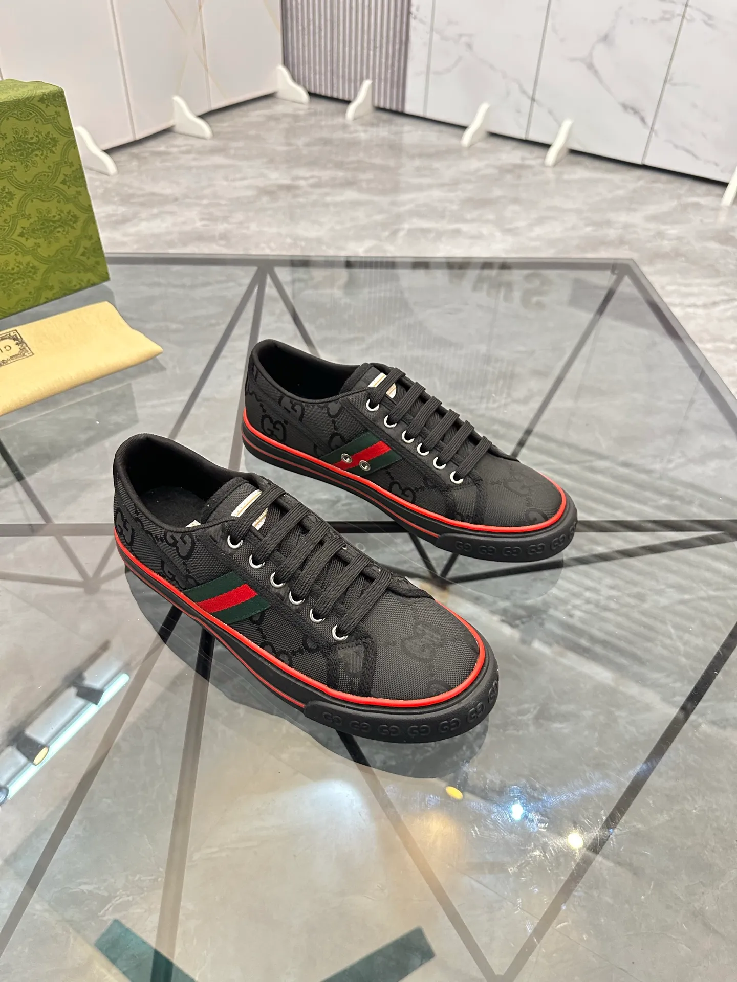 Men's shoes: 💰P360¥ Product trademark: Gucci* "Gucci*" low-cut casual shoes Regular size: 38-44 (can be customized to 45.46.) Product materials: Original material from the upper counter, breathable lining, original outsole. Number: 661